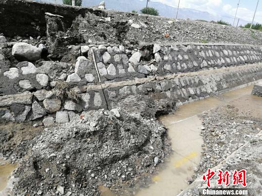 受持续强降雨影响，兰新线线路多处陷穴、塌陷、开裂。　杞民 摄