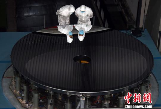 中科院长春光机所研制成功的直径4.03米口径高精度碳化硅非球面反射镜。　孙自法 摄