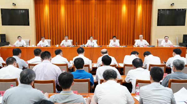 8月21日，中共中央政治局委员、中央政法委书记、全国扫黑除恶专项斗争领导小组组长郭声琨主持召开全国扫黑除恶专项斗争领导小组会议。郝帆 摄