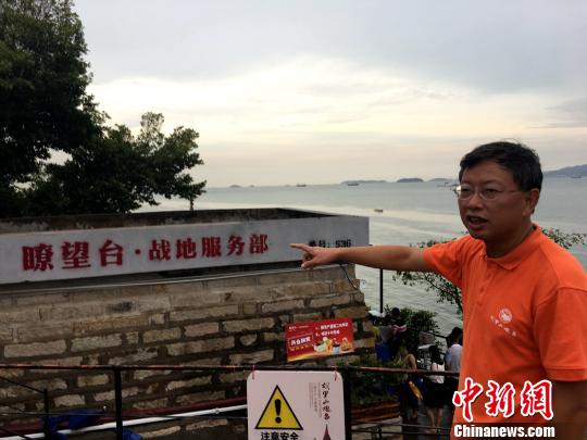 胡里山炮台文化旅游开发有限公司总经理翁鹭向记者介绍瞭望台的历史变迁。杨伏山 摄