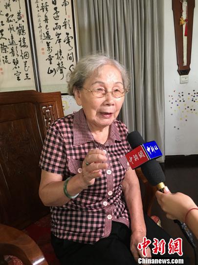 当年对台前线广播站闽南语普通话双语播音员陈斐斐在家中接受记者采访。杨伏山 摄