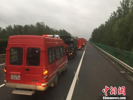 图为8月26日下午，江苏千名消防官兵正在赶往山东寿光途中。　孟德龙 摄