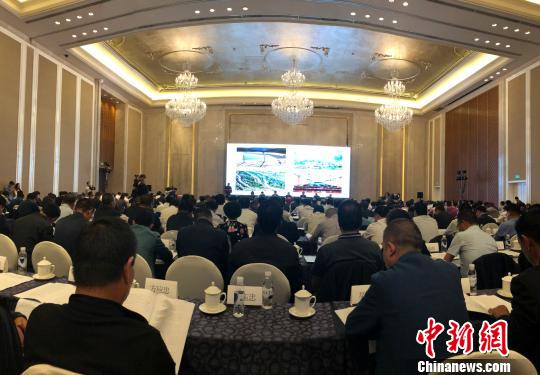 8月28日，青冀浙闽渝五省市林业部门负责人在西宁举行的全国推进大规模国土绿化现场会上“晒”出国土绿化“成绩单”，“过招”扮靓绿水青山经验。图为会议现场。　罗云鹏 摄