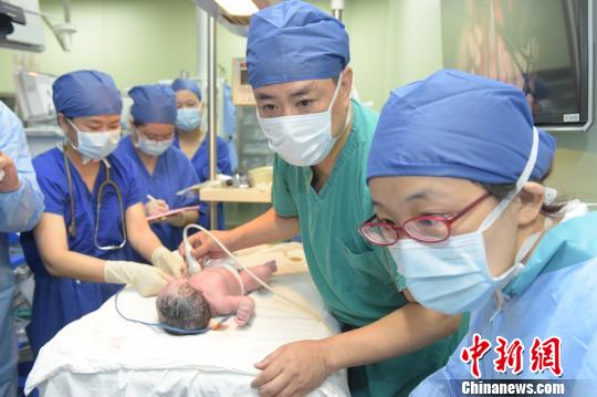 在妈妈子宫内接受心脏手术的宝宝出生宫内手术疗效好于预期