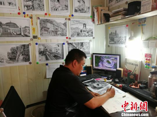 图为白潍正在画画。　邹晓红 摄