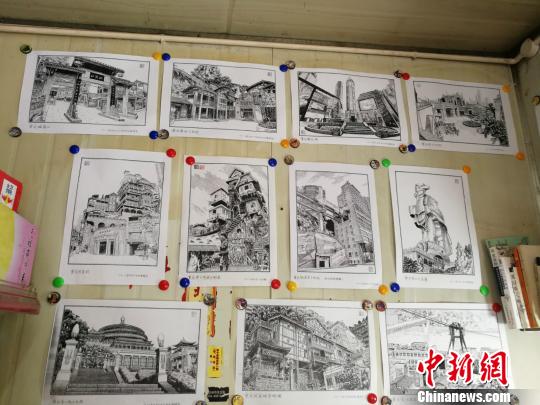 图为白潍所画部分重庆“网红景点”钢笔画的复印件。　邹晓红 摄