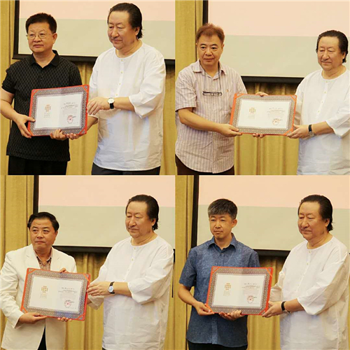 杨晓阳为曾来德、邹涛、屠新时、叶欣颁发证书