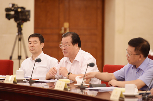 边发吉委员发言。