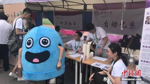 清华大学迎新现场。 冷昊阳 摄