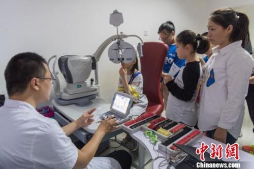 揭儿童近视康复治疗市场乱象：苗医、中医齐上阵