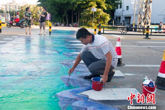 海口首条3D斑马线施工员在做最后的收尾工作。　凌楠 摄