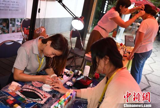 台湾文创设计师和音乐创作者在该基地举办音乐市集。记者刘可耕 摄