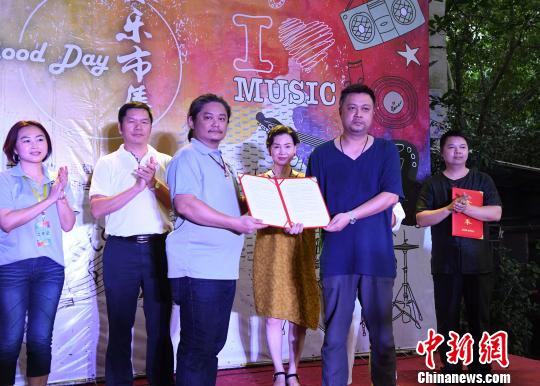 现场举行闽台对接企业签定策略联盟合作意向书仪式。记者刘可耕 摄