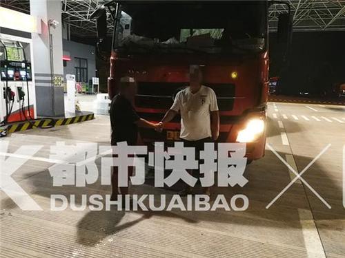 两男子因吃素还是吃荤吵翻 1人被赶下车高速上暴走