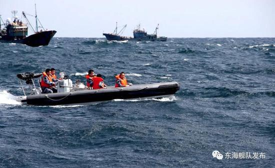中国渔船在黄海翻扣11人落水 东部战区派战舰营救