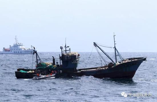 中国渔船在黄海翻扣11人落水 东部战区派战舰营救