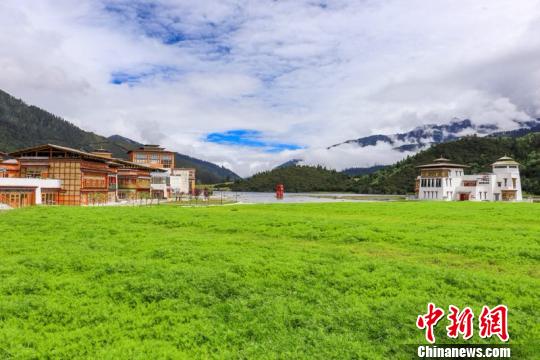 图为9月11日，风景如画的国际旅游小镇鲁朗。　鲁朗景区管委会 摄