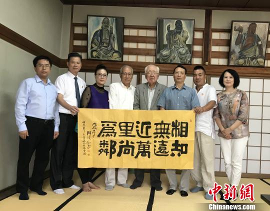交流团拜访宇治市日中友协。　郑松波 摄