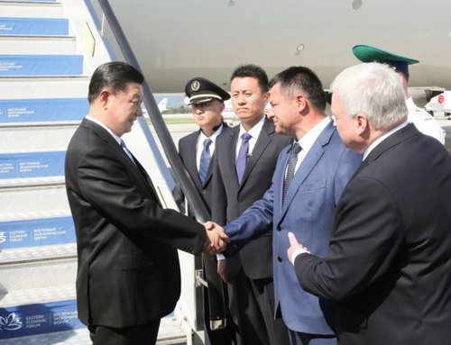 　9月11日，国家主席习近平抵达俄罗斯符拉迪沃斯托克，应俄总统普京邀请，出席第四届东方经济论坛。这是习近平步出舱门，俄罗斯高级官员在舷梯旁热情迎接。新华社记者 庞兴雷 摄