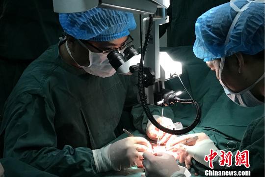 北京组团式援藏医疗队为西藏带来了先进的医疗技术和医疗服务水平。图为援藏医疗专家在拉萨开展手术。北京市第四批组团式援藏医疗队 供图