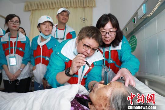 “韩红爱心·百人援陕”行动启动以来，眼科专家团队已在汉阴县新建成的复明中心完成102人次白内障复明手术。图为浙医二院眼科中心主任医师陈佩卿(右一)与“韩红爱心”公益行动发起人、歌手韩红(右二)一同为术后病人查房。　肖欣 摄