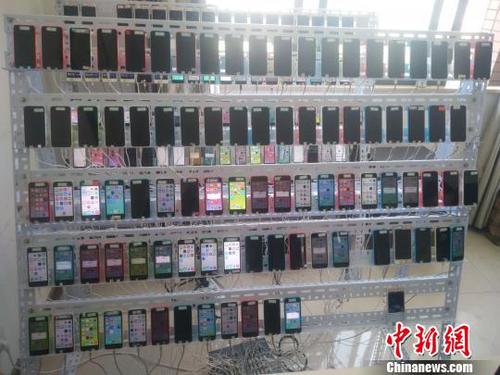长沙线尚科技用大量苹果5C手机批量注册虚假互联网平台账号 广西贵港警方 摄