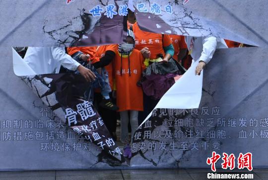 医生与患者一起，即将携手闯过寓意淋巴瘤治疗的关口，帮助患者坚定战胜病魔的信心。　陈超 摄