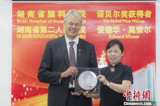 湖南省卫生计生委副主任易露茜代表湖南省卫生计生委欢迎爱德华？ 莫索尔一行。湖南省脑科医院供图