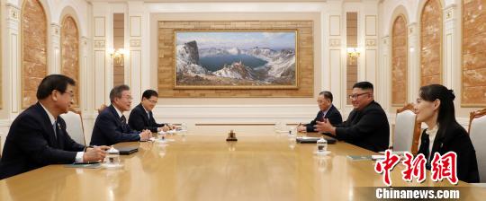 18日，文在寅与金正恩举行会谈。19日二人将进行第二次会谈，并联合发表会谈成果。“平壤联合采访团”供图