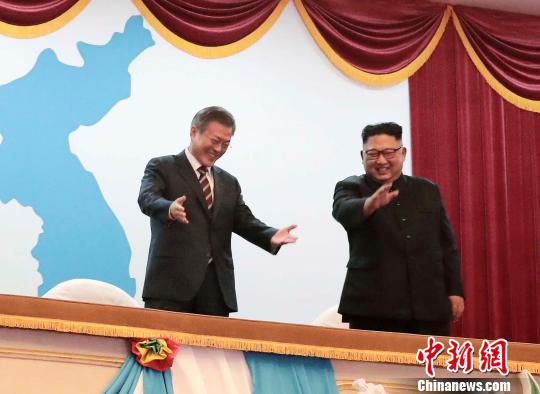 18日晚上，朝方为欢迎文在寅一行举行文艺演出和欢迎晚宴。“平壤联合采访团”供图
