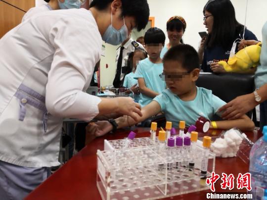 来自中国各地近50位“小鱼儿”齐聚儿中心，接受了心脏超声、心电图等多项免费的随访检查。　芊烨 摄