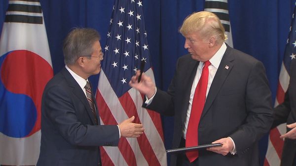 特朗普签字后当场把笔送给文在寅 韩网友争论不休