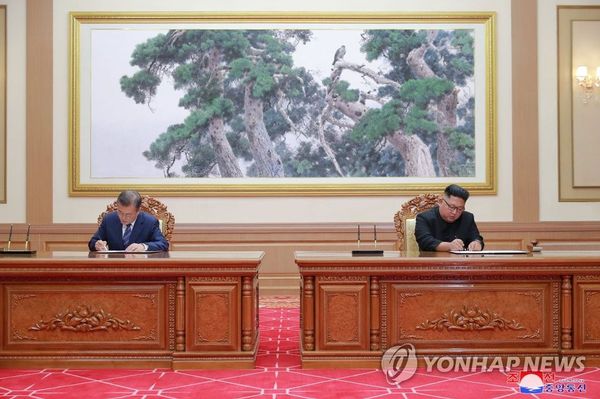 特朗普签字后当场把笔送给文在寅 韩网友争论不休