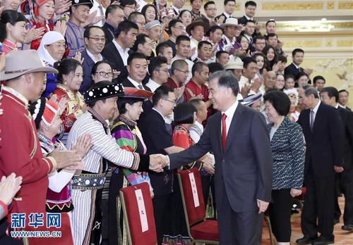 9月28日，中共中央政治局常委、全国政协主席汪洋在北京亲切会见全国少数民族参观团全体成员。新华社记者丁海涛摄