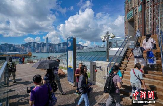 资料图：乘坐高铁抵达香港的旅客在西九龙站天空走廊游览。 <a target='_blank' href='http://www.chinanews.com/'>中新社</a>记者 张炜 摄