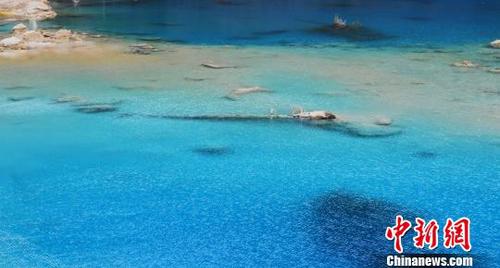 九寨沟一景。(资料图) 安源 摄