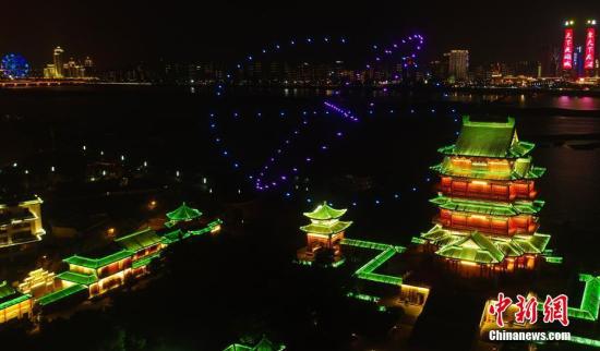 图为百架携带LED灯的无人机组成的3D立体图形。
鲍赣生 摄