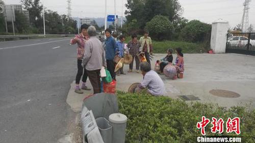 图为超载面包车内乘客滞留公路。　高速交警绍兴支队供图 摄