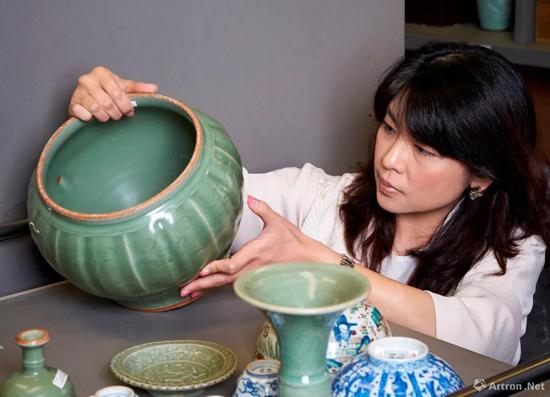 佳士得中国瓷器及艺术品部专家何懿行与我们细品宋、金、元朝的青瓷之美