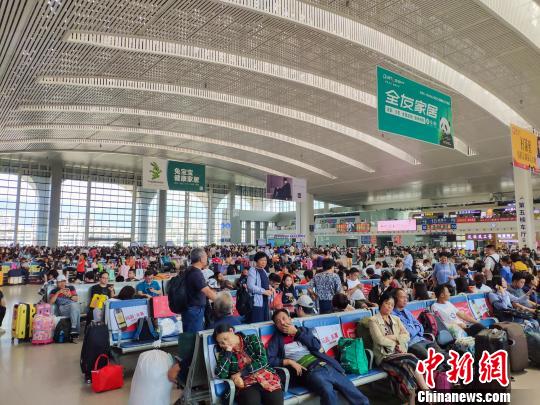 图为旅客在候车厅候车。　李南轩 摄