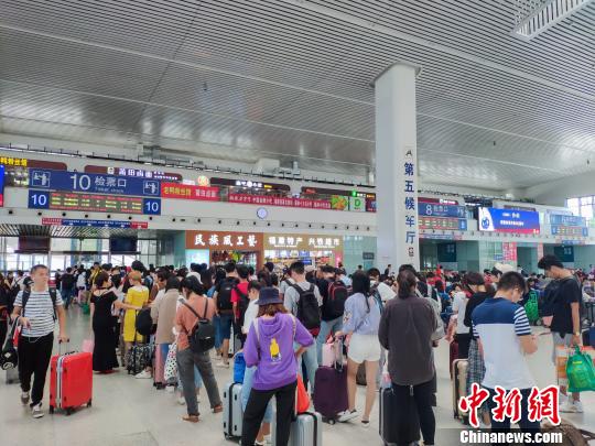 学生、探亲、旅游返程客流密集，到达和出发呈现双向高峰。　李南轩 摄