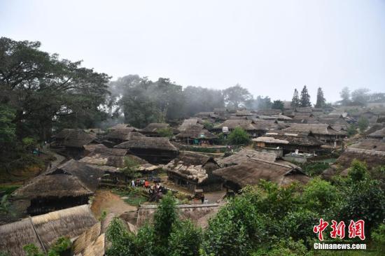 10月3日，翁丁古村。国庆节期间，位于云南省沧源佤族自治县的翁丁古村吸引来自国内外的游客探访。<a target='_blank' href='http://www.chinanews.com/'>中新社</a>记者 刘冉阳 摄