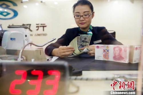 资料图：银行工作人员清点货币。<a target='_blank' href='http://www.chinanews.com/'>中新社</a>记者 张云 摄
