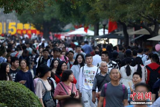 南京门东老街上人头攒动。 泱波 摄