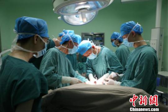 手术现场。　邓凌腾 摄