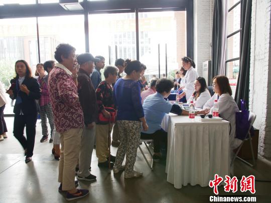 活动现场专家提供咨询，血压、血糖、体重测量，健康教育宣传折页发放等免费服务。　芊烨 摄