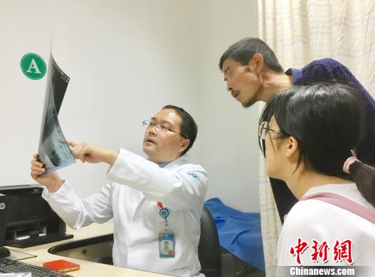 浙大一院骨科主治医师胡金艮工作照。 浙大一院 供图 摄 浙大一院骨科主治医师胡金艮工作照。 浙大一院 供图 摄