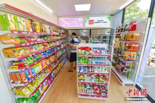 资料图：一位海口市民在无人便利店体验购物。<a target='_blank' href='http://www.chinanews.com/'>中新社</a>记者 骆云飞 摄