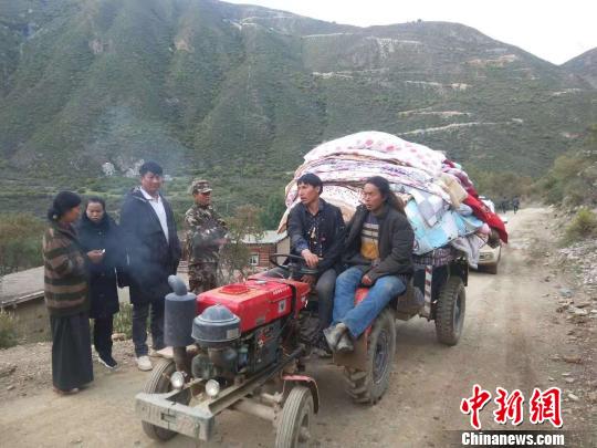 图为当地受灾村民转移家用物资。　昌都市宣传部供图 摄