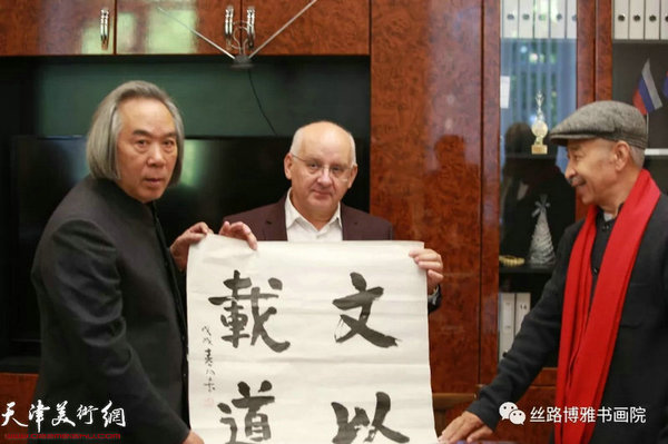 霍春阳与切尔特夫先生互赠礼物。